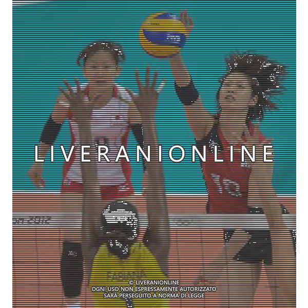 (120809) -- LONDON, Aug. 9, 2012 () -- Yuko Sano of Japan (R, top) smashes the ball during the women\'s volleyball semifinal match between Brazil and Japan at London 2012 Olympic Games, London, Britain, Aug. 9, 2012. Brazil won the match 3-0 and advanced to the final. (/Cheng Min) ©photoshot/AGENZIA ALDO LIVERANI SAS - ITALY ONLY - GIOCHI OLIMPICI, OLIMPIADI LONDRA 2012