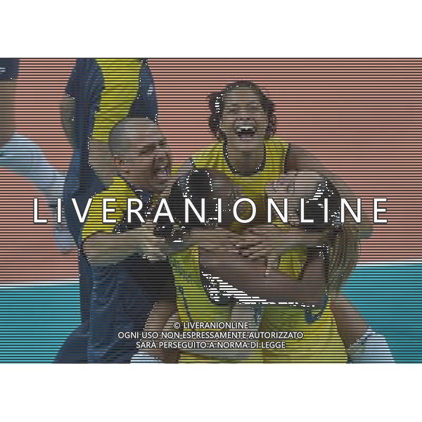 (120809) -- LONDON, Aug. 9, 2012 () -- Players of Brazil celebrate after winning the women\'s volleyball semifinal match between Brazil and Japan at London 2012 Olympic Games, London, Britain, Aug. 9, 2012. Brazil won the match 3-0 and advanced to the final. (/Cheng Min) ©photoshot/AGENZIA ALDO LIVERANI SAS - ITALY ONLY - GIOCHI OLIMPICI, OLIMPIADI LONDRA 2012