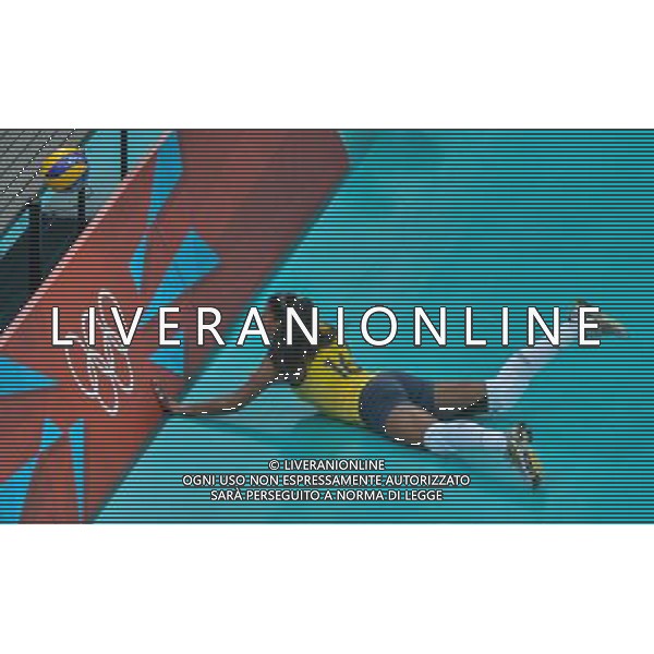 (120809) -- LONDON, Aug. 9, 2012 () -- Fernanda Rodrigues of Brazil saves the ball during the women\'s volleyball semifinal match between Brazil and Japan at London 2012 Olympic Games, London, Britain, Aug. 9, 2012. Brazil won the match 3-0 and advanced to the final. (/Cheng Min) ©photoshot/AGENZIA ALDO LIVERANI SAS - ITALY ONLY - GIOCHI OLIMPICI, OLIMPIADI LONDRA 2012