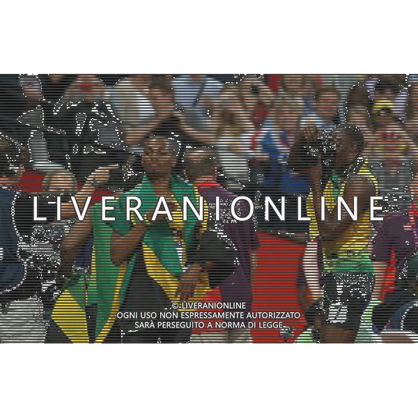 (120809) -- LONDON, Aug. 9, 2012 () -- Usain Bolt (R) of Jamaica takes photo of teammate Warren Weir with a photographer\'s camera after men\'s 200m final, at London 2012 Olympic Games, London, Britain, Aug. 9, 2012. Usain Bolt won gold medal with 19.32. (/Fan Jun)(zgp) ©photoshot/AGENZIA ALDO LIVERANI SAS - ITALY ONLY - GIOCHI OLIMPICI, OLIMPIADI LONDRA 2012