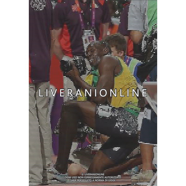 (120809) -- LONDON, Aug. 9, 2012 () -- Usain Bolt (C) of Jamaica has fun with a photographer\'s camera after men\'s 200m final, at London 2012 Olympic Games, London, Britain, Aug. 9, 2012. Usain Bolt won gold medal with 19.32. (/Fan Jun)(zgp) ©photoshot/AGENZIA ALDO LIVERANI SAS - ITALY ONLY - GIOCHI OLIMPICI, OLIMPIADI LONDRA 2012