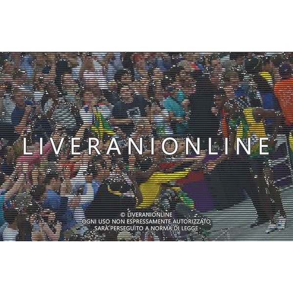 (120809) -- LONDON, Aug. 9, 2012 () -- Usain Bolt (R) of Jamaica celebrates after men\'s 200m final, at London 2012 Olympic Games, London, Britain, Aug. 9, 2012. Usain Bolt won gold medal with 19.32. (/Gong Lei)(zgp) ©photoshot/AGENZIA ALDO LIVERANI SAS - ITALY ONLY - GIOCHI OLIMPICI, OLIMPIADI LONDRA 2012