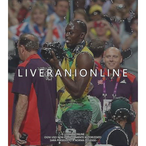 (120809) -- LONDON, Aug. 9, 2012 () -- Usain Bolt of Jamaica has fun with a camera after men\'s 200m final, at London 2012 Olympic Games, London, Britain, Aug. 9, 2012. Usain Bolt won gold medal with 19.32. (/Fan Jun)(zgp) ©photoshot/AGENZIA ALDO LIVERANI SAS - ITALY ONLY - GIOCHI OLIMPICI, OLIMPIADI LONDRA 2012