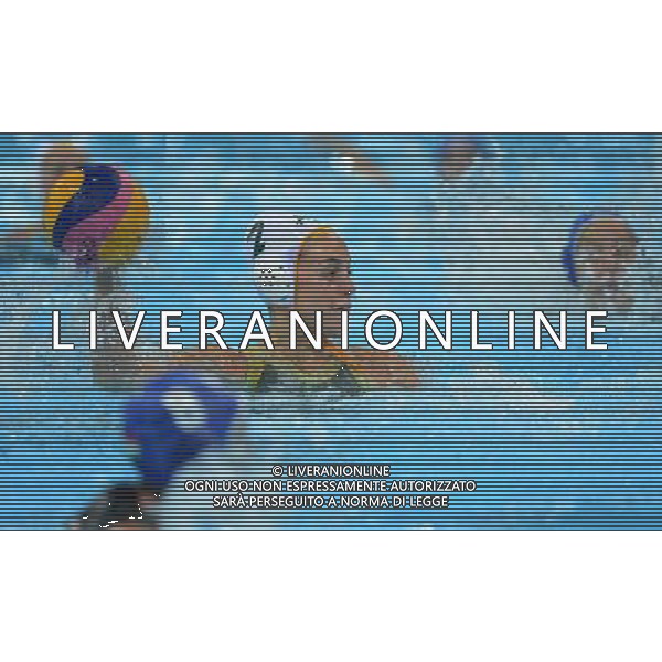 (120809) -- LONDON, Aug. 9, 2012 () -- Gemma Beadsworth (R) of Australia attacks during the bronze medal match of women\'s Water Polo between Australia and Hungary at London 2012 Olympic Games, London, Britain, Aug. 9, 2012. Australia won the match 13-11 and claimed the bronze medal of the event. (/Wu Xiaoling) ©photoshot/AGENZIA ALDO LIVERANI SAS - ITALY ONLY - GIOCHI OLIMPICI, OLIMPIADI LONDRA 2012