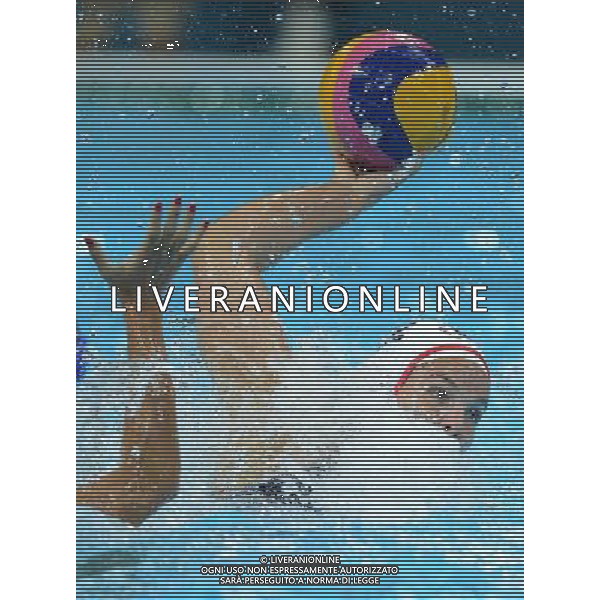 (120809) -- LONDON, Aug. 9, 2012 () -- Kami Craig (R) of the United States attacks during the gold medal match of women\'s Water Polo between the United States and Spain at London 2012 Olympic Games, London, Britain, Aug. 9, 2012. The United States won the match 8-5 and claimed the gold medal of the event. (/Wu Xiaoling) ©photoshot/AGENZIA ALDO LIVERANI SAS - ITALY ONLY - GIOCHI OLIMPICI, OLIMPIADI LONDRA 2012