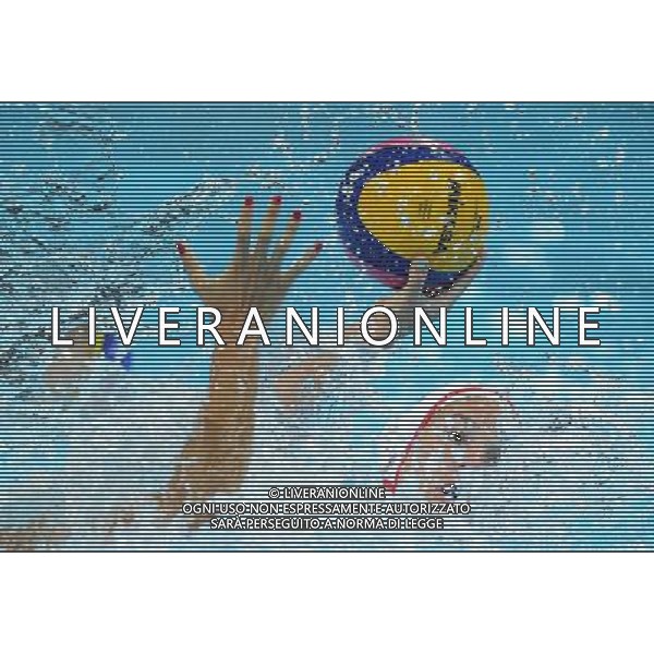 (120809) -- LONDON, Aug. 9, 2012 () -- A player of the United States attacks during the gold medal match of women\'s Water Polo between the United States and Spain at London 2012 Olympic Games, London, Britain, Aug. 9, 2012. The United States won the match 8-5 and claimed the gold medal of the event. (/Wu Xiaoling) ©photoshot/AGENZIA ALDO LIVERANI SAS - ITALY ONLY - GIOCHI OLIMPICI, OLIMPIADI LONDRA 2012