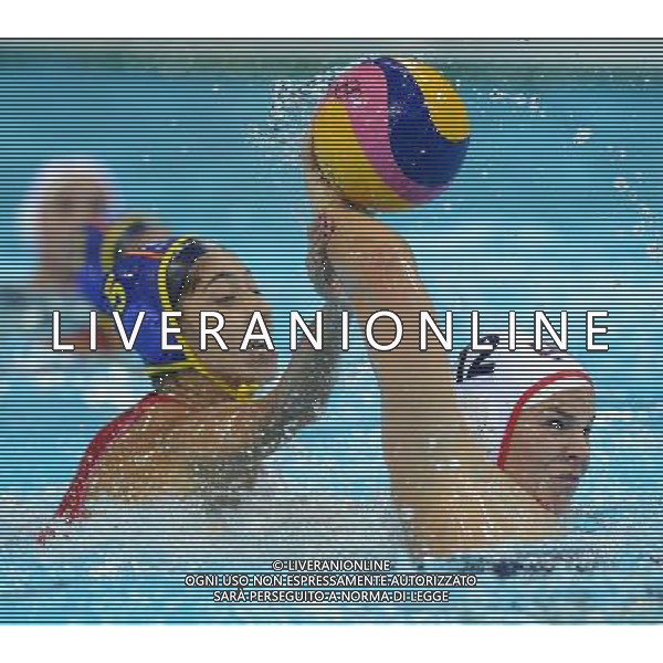 (120809) -- LONDON, Aug. 9, 2012 () -- Annika Dries (R) of the United States attacks during the gold medal match of women\'s Water Polo at London 2012 Olympic Games, London, Britain, Aug. 9, 2012. The United States won the match 8-5 and claimed the gold medal of the event. (/Wu Xiaoling) ©photoshot/AGENZIA ALDO LIVERANI SAS - ITALY ONLY - GIOCHI OLIMPICI, OLIMPIADI LONDRA 2012