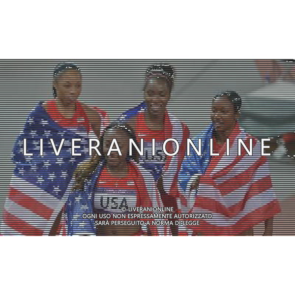 (120810) -- LONDON, Aug. 10, 2012 () -- U.S. runners celebrate after women\'s 4x100m relay final at London 2012 Olympic Games, London, Britain, Aug. 10, 2012. The U.S. team won gold medal in this event with a new world record of 40.82. (/Gong Lei)(zgp) ©photoshot/Agenzia Aldo Liverani Sas - ITALY ONLY - GIOCHI OLIMPICI, OLIMPIADI LONDRA 2012