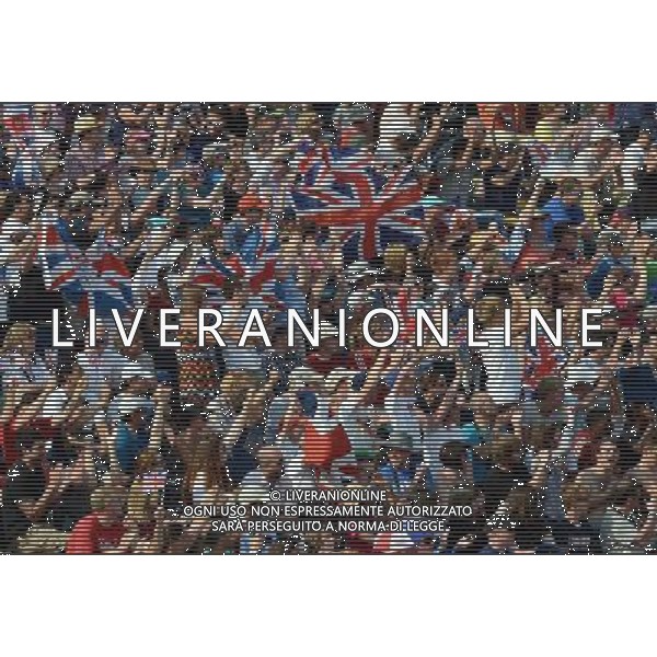 (120810) -- LONDON, Aug. 10, 2012 () -- The audience cheer for cyclers while watching cycling-BMX event during London 2012 Olympic Games, London, Britain, Aug. 10, 2012. (/Yang Zongyou) ©photoshot/Agenzia Aldo Liverani Sas - ITALY ONLY - GIOCHI OLIMPICI, OLIMPIADI LONDRA 2012