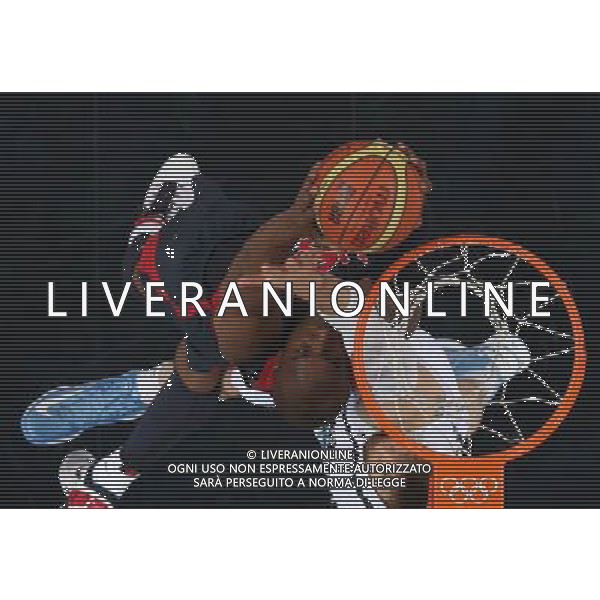 (120810) -- LONDON, Aug. 10, 2012 () -- Kobe Bryant (L) of USA lays up a shot during the men\'s basketball semifinal match between USA and Argentina at London 2012 Olympic Games, London, Britain, Aug. 10, 2012. USA won the match 109-83 and advanced to the final. (/Meng Yongmin)(zgp) AG ALDO LIVERANI S A S ONLY ITALY