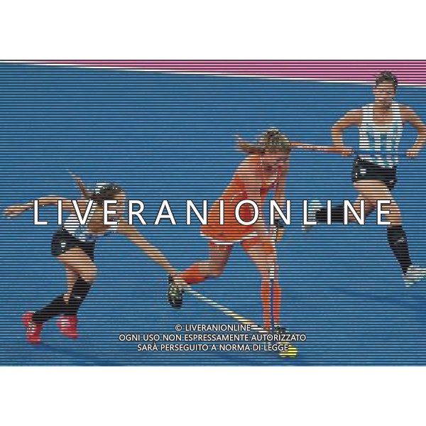(120810) -- LONDON, Aug. 10, 2012 () -- Argentina\'s Mariela Scarone (R) vies with Ellen Hoog (C) of the Netherlands during the women\'s hockey gold medal match between the Netherlands and Argentina at London 2012 Olympic Games, London, Britain, Aug. 10, 2012. The Netherlands claimed the gold medal of the event. (/Chen Jianli) AG ALDO LIVERANI S A S ONLY ITALY