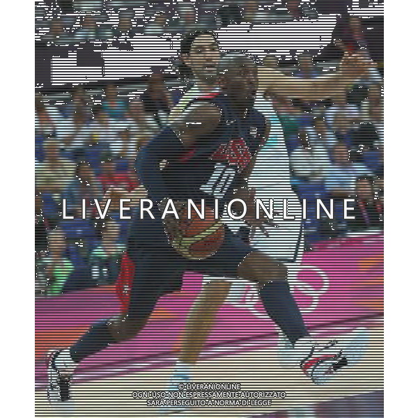 (120810) -- LONDON, Aug. 10, 2012 () -- Kobe Bryant (front) of the United States controls the ball during the men\'s basketball semifinal match between the United States and Argentina at London 2012 Olympic Games, London, Britain, Aug. 10, 2012. The United States won the match 109-83 and advanced to the final. (/Meng Yongmin) AG ALDO LIVERANI S A S ONLY ITALY