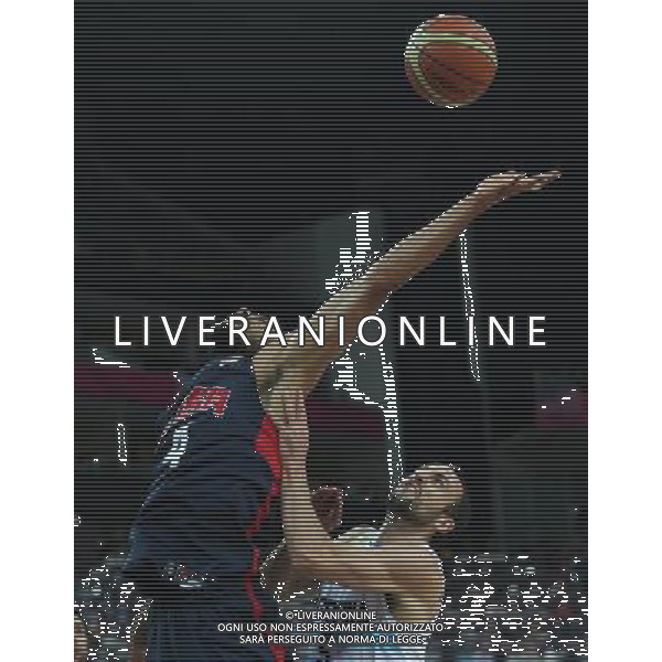 (120810) -- LONDON, Aug. 10, 2012 () -- Tyson Chandler (C) of the United States vies for the ball during the men\'s basketball semifinal match between the United States and Argentina at London 2012 Olympic Games, London, Britain, Aug. 10, 2012. The United States won the match 109-83 and advanced to the final. (/Meng Yongmin) AG ALDO LIVERANI S A S ONLY ITALY