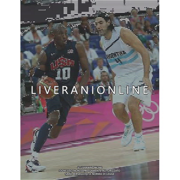 (120810) -- LONDON, Aug. 10, 2012 () -- Kobe Bryant (L) of the United States controls the ball during the men\'s basketball semifinal match between the United States and Argentina at London 2012 Olympic Games, London, Britain, Aug. 10, 2012. The United States won the match 109-83 and advanced to the final. (/Meng Yongmin) AG ALDO LIVERANI S A S ONLY ITALY