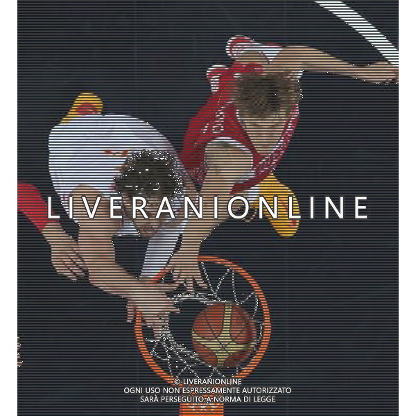 (120810) -- LONDON, Aug. 10, 2012 () -- Pau Gasol (L) of Spain vies for the ball during the men\'s basketball semifinal match between Spain and Russia at London 2012 Olympic Games, London, Britain, Aug. 10, 2012. Spain won the match 67-59 and advanced to the final. (/Meng Yongmin)(zgp) AG ALDO LIVERANI S A S ONLY ITALY
