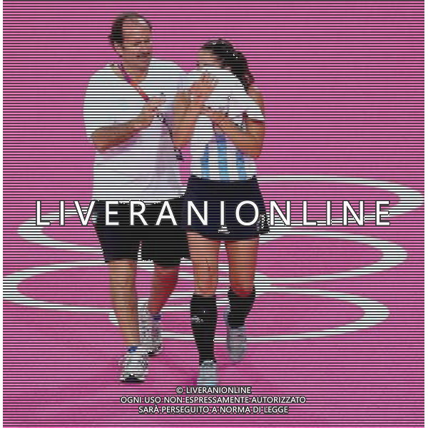 (120810) -- LONDON, Aug. 10, 2012 () -- Argentina\'s Mariela Scarone holds a towel to her face after being injured during the women\'s hockey gold medal match between the Netherlands and Argentina at London 2012 Olympic Games, London, Britain, Aug. 10, 2012. The Netherlands claimed the gold medal of the event. (/Chen Jianli) AG ALDO LIVERANI S A S ONLY ITALY