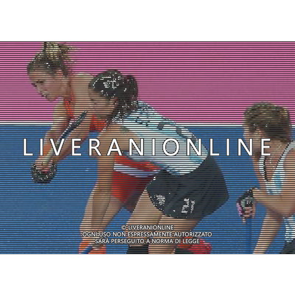 (120810) -- LONDON, Aug. 10, 2012 () -- Argentina\'s Mariela Scarone (C) is accidentally hit on his face by Ellen Hoog (L) of the Netherlands during the women\'s hockey gold medal match between the Netherlands and Argentina at London 2012 Olympic Games, London, Britain, Aug. 10, 2012. The Netherlands claimed the gold medal of the event. (/Chen Jianli) AG ALDO LIVERANI S A S ONLY ITALY