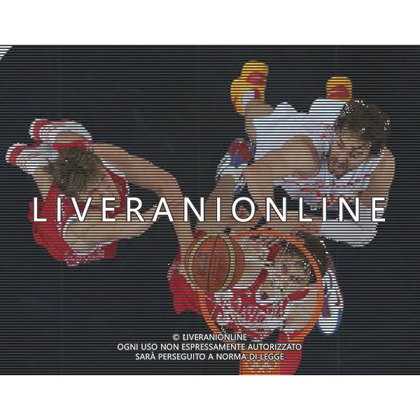 (120810) -- LONDON, Aug. 10, 2012 () -- Pau Gasol (up, R) of Spain vies for the ball during the men\'s basketball semifinal match between Spain and Russia at London 2012 Olympic Games, London, Britain, Aug. 10, 2012. Spain won the match 67-59 and advanced to the final. (/Meng Yongmin)(zgp) AG ALDO LIVERANI S A S ONLY ITALY