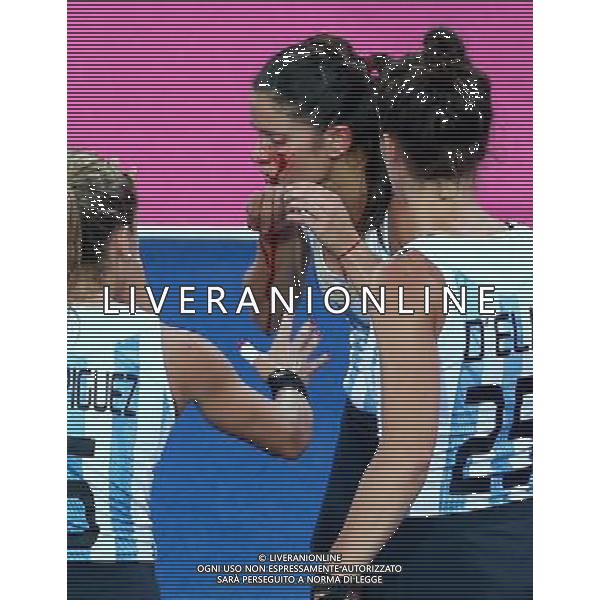 (120810) -- LONDON, Aug. 10, 2012 () -- Argentina\'s Mariela Scarone gets assistance from her teammates after being injured during the women\'s hockey gold medal match between the Netherlands and Argentina at London 2012 Olympic Games, London, Britain, Aug. 10, 2012. The Netherlands claimed the gold medal of the event. (/Chen Jianli) AG ALDO LIVERANI S A S ONLY ITALY