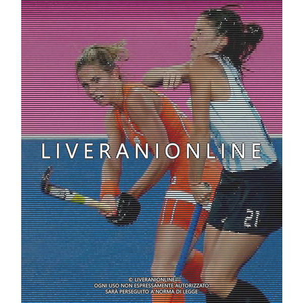 (120810) -- LONDON, Aug. 10, 2012 () -- Argentina\'s Mariela Scarone (R) grimaces after being hit accidentally on her face by Ellen Hoog (L) of the Netherlands during the women\'s hockey gold medal match between the Netherlands and Argentina at London 2012 Olympic Games, London, Britain, Aug. 10, 2012. The Netherlands claimed the gold medal of the event. (/Chen Jianli) AG ALDO LIVERANI S A S ONLY ITALY