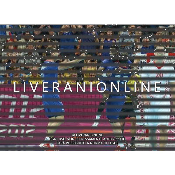 (120810) -- LONDON, Aug. 10, 2012 () -- French players celebrate after the men\'s handball semifinal match between France and Croatia at London 2012 Olympic Games, London, Britain, Aug. 10, 2012. France won the match 25-22 and advanced to the final. (/Yang Lei)(zgp) AG ALDO LIVERANI S A S ONLY ITALY
