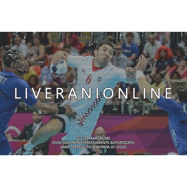 (120810) -- LONDON, Aug. 10, 2012 () -- Blazenko Lackovic (white) of Croatia attacks during the men\'s handball semifinal match between France and Croatia at London 2012 Olympic Games, London, Britain, Aug. 10, 2012. France won the match 25-22 and advanced to the final. (/Yang Lei)(zgp) AG ALDO LIVERANI S A S ONLY ITALY