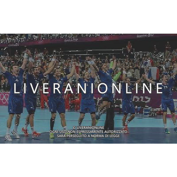 (120810) -- LONDON, Aug. 10, 2012 () -- French players celebrate after the men\'s handball semifinal match between France and Croatia at London 2012 Olympic Games, London, Britain, Aug. 10, 2012. France won the match 25-22 and advanced to the final. (/Yang Lei)(zgp) AG ALDO LIVERANI S A S ONLY ITALY