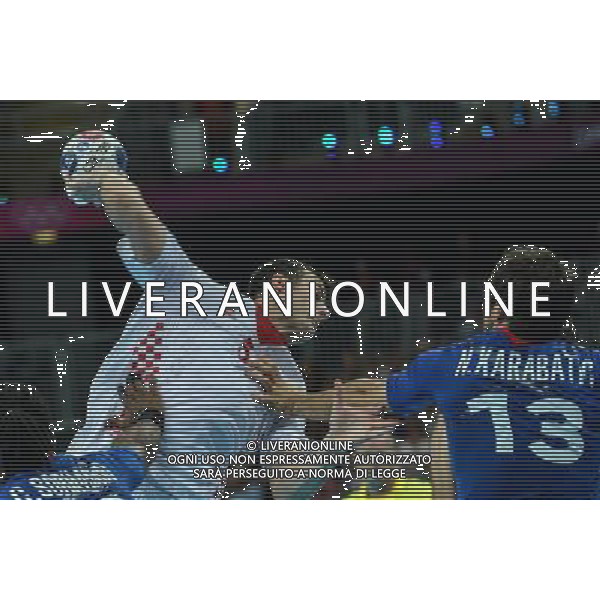 (120810) -- LONDON, Aug. 10, 2012 () -- Domagoj Duvnjak (white) of Croatia attacks during the men\'s handball semifinal match between France and Croatia at London 2012 Olympic Games, London, Britain, Aug. 10, 2012. France won the match 25-22 and advanced to the final. (/Yang Lei)(zgp) AG ALDO LIVERANI S A S ONLY ITALY