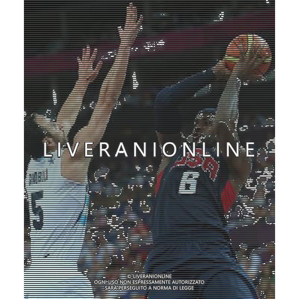 (120810) -- LONDON, Aug. 10, 2012 () -- Lebron James of the United States (R) acts during the men\'s basketball semifinal match between the United States and Argentina at London 2012 Olympic Games, London, Britain, Aug. 10, 2012. The United States won the match 109-83 and advanced to the final. (/Meng Yongmin) AG ALDO LIVERANI S A S ONLY ITALY