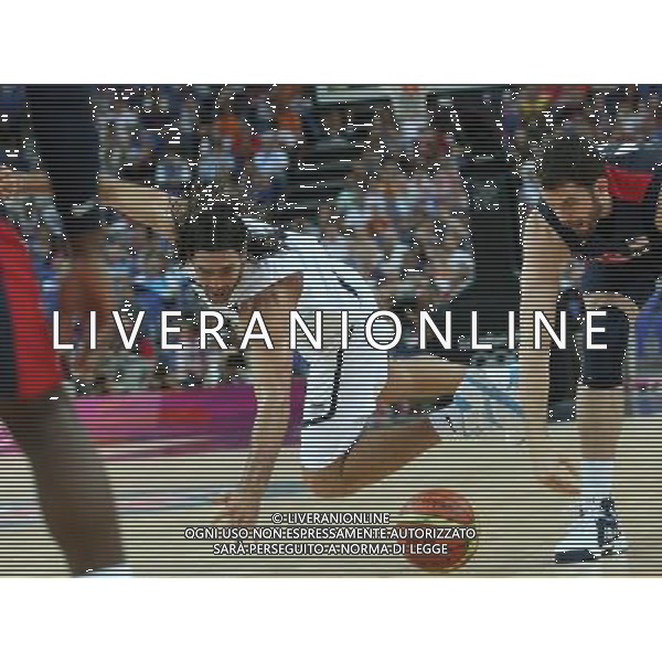 (120810) -- LONDON, Aug. 10, 2012 () -- Luis Scola of Argentina (L) vies for the ball during the men\'s basketball semifinal match between the United States and Argentina at London 2012 Olympic Games, London, Britain, Aug. 10, 2012. The United States won the match 109-83 and advanced to the final. (/Meng Yongmin) AG ALDO LIVERANI S A S ONLY ITALY