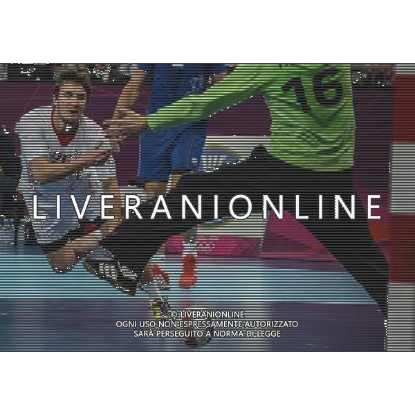 (120810) -- LONDON, Aug. 10, 2012 () -- Manuel Strlek (white) of Croatia attacks during the men\'s handball semifinal match between France and Croatia at London 2012 Olympic Games, London, Britain, Aug. 10, 2012. France won the match 25-22 and advanced to the final. (/Yang Lei)(zgp) AG ALDO LIVERANI S A S ONLY ITALY
