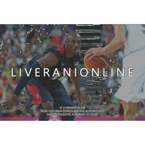 (120810) -- LONDON, Aug. 10, 2012 () -- Kobe Bryant (L) of the United States vies for the ball during the men\'s basketball semifinal match between the United States and Argentina at London 2012 Olympic Games, London, Britain, Aug. 10, 2012. The United States won the match 109-83 and advanced to the final. (/Meng Yongmin) AG ALDO LIVERANI S A S ONLY ITALY