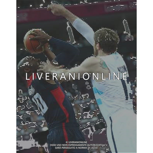 (120810) -- LONDON, Aug. 10, 2012 () -- Kobe Bryant (L) of the United States goes up for the basket during the men\'s basketball semifinal match between the United States and Argentina at London 2012 Olympic Games, London, Britain, Aug. 10, 2012. The United States won the match 109-83 and advanced to the final. (/Meng Yongmin) AG ALDO LIVERANI S A S ONLY ITALY