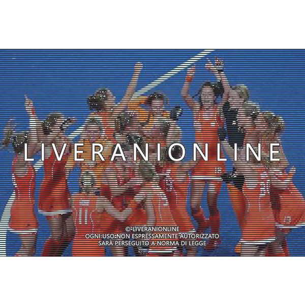 (120810) -- LONDON, Aug. 10, 2012 () -- Players of the Netherlands celebrate after winning the women\'s hockey gold medal match between the Netherlands and Argentina at London 2012 Olympic Games, London, Britain, Aug. 10, 2012. The Netherlands claimed the gold medal of the event. (/Chen Jianli) AG ALDO LIVERANI S A S ONLY ITALY