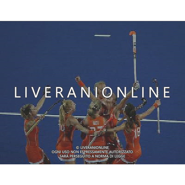 (120810) -- LONDON, Aug. 10, 2012 () -- Players of the Netherlands celebrate after winning the women\'s hockey gold medal match between the Netherlands and Argentina at London 2012 Olympic Games, London, Britain, Aug. 10, 2012. The Netherlands claimed the gold medal of the event. (/Shen Bohan) AG ALDO LIVERANI S A S ONLY ITALY