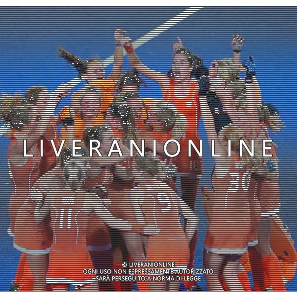 (120810) -- LONDON, Aug. 10, 2012 () -- Players of the Netherlands celebrate after winning the women\'s hockey gold medal match between the Netherlands and Argentina at London 2012 Olympic Games, London, Britain, Aug. 10, 2012. The Netherlands claimed the gold medal of the event. (/Chen Jianli) AG ALDO LIVERANI S A S ONLY ITALY