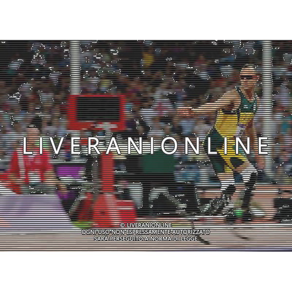 (120810) -- LONDON, Aug. 10, 2012 () -- Oscar Pistorius of South Africa waits for relay baton in men\'s 4x400m relay final at London 2012 Olympic Games, London, Britain, Aug. 10, 2012. The team of South Africa ranked 8th with 3:03.46 (/Yin Gang)(zgp) AG ALDO LIVERANI S A S ONLY ITALY