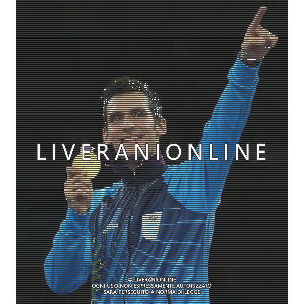 (120810) -- LONDON, Aug. 10, 2012 () -- Gold medalist Sebastian Eduardo Crismanich of Argentina poses at the awarding ceremony of men\'s Taekwondo -80kg event at London 2012 Olympic Games in London, Britain, on August 10, 2012. (/Wang Lili) AG ALDO LIVERANI S A S ONLY ITALY