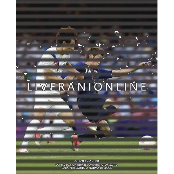 (120810) -- LONDON, Aug. 10, 2012 () -- Ji Dongwon (L) of South Korea competes with Hotaru Yamaguchi of Japan during the men\'s football bronze medal match at London 2012 Olympic Games, London, Britain, Aug. 10, 2012. South Korea won the match 2-0 and claimed the bronze medal of the event. (/Wang Qingqin) AG ALDO LIVERANI S A S ONLY ITALY