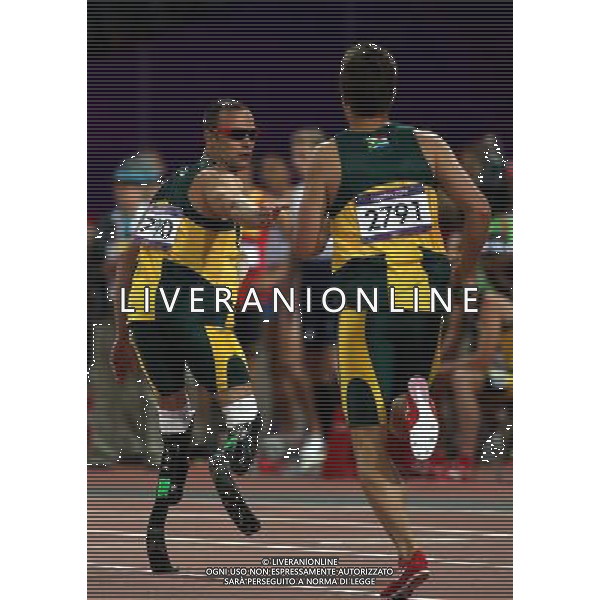 (120810) -- LONDON, Aug. 10, 2012 () -- Oscar Pistorius (L) of South Africa receiveds relay baton in men\'s 4x400m relay final at London 2012 Olympic Games, London, Britain, Aug. 10, 2012. The team of South Africa ranked 8th with 3:03.46 (/Liao Yujie)(zgp) AG ALDO LIVERANI S A S ONLY ITALY