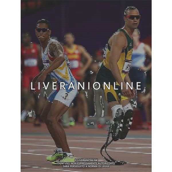 (120810) -- LONDON, Aug. 10, 2012 () -- Oscar Pistorius (R) of South Africa waits for relay baton in men\'s 4x400m relay final at London 2012 Olympic Games, London, Britain, Aug. 10, 2012. The team of South Africa ranked 8th with 3:03.46 (/Liao Yujie)(zgp) AG ALDO LIVERANI S A S ONLY ITALY