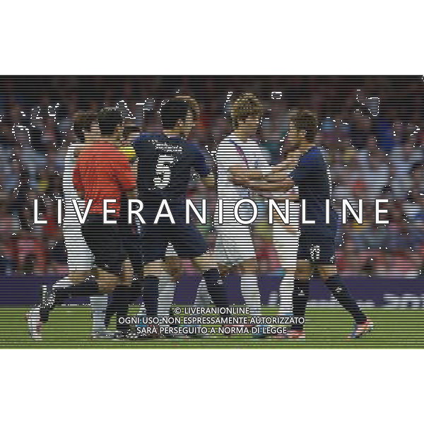 (120810) -- LONDON, Aug. 10, 2012 () -- Ki Sungyueng (2nd R) of South Korea argues with Hiroshi Kiyotake of Japan (1st R) during the men\'s football bronze medal match at London 2012 Olympic Games, London, Britain, Aug. 10, 2012. South Korea won the match 2-0 and claimed the bronze medal of the event. (/Wang Qingqin) AG ALDO LIVERANI S A S ONLY ITALY