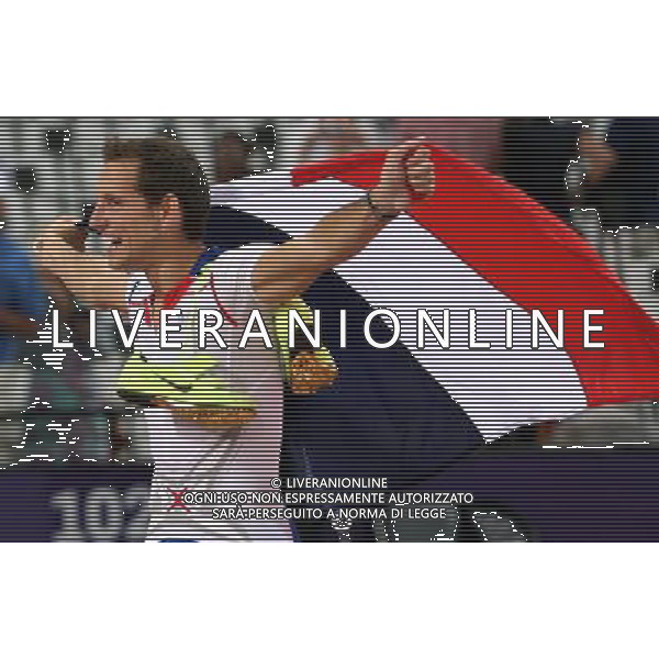 (120810) -- LONDON, Aug. 10, 2012 () -- Renaud Lavillenie of France celebrates after men\'s pole vault final at London 2012 Olympic Games, London, Britain, Aug. 10, 2012. Renaud Lavillenie won gold medal with a new Olympic record of 5.97 meters. (/Liao Yujie)(zgp) AG ALDO LIVERANI S A S ONLY ITALY