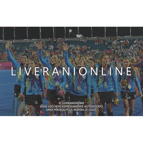 (120810) -- LONDON, Aug. 10, 2012 () -- Silver medalists players of Argentina acknowledge the audience at the awarding ceremony of women\'s hockey event at London 2012 Olympic Games, London, Britain, Aug. 10, 2012. (/Wang Yuguo) AG ALDO LIVERANI S A S ONLY ITALY