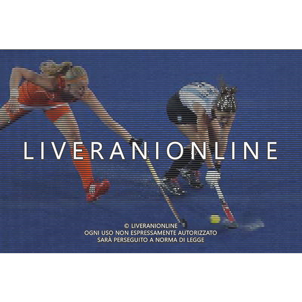 (120810) -- LONDON, Aug. 10, 2012 () -- Rosario Luchetti of Argentina (R) competes during the women\'s hockey gold medal match between the Netherlands and Argentina at London 2012 Olympic Games, London, Britain, Aug. 10, 2012. The Netherlands claimed the gold medal of the event. (/Shen Bohan) AG ALDO LIVERANI S A S ONLY ITALY