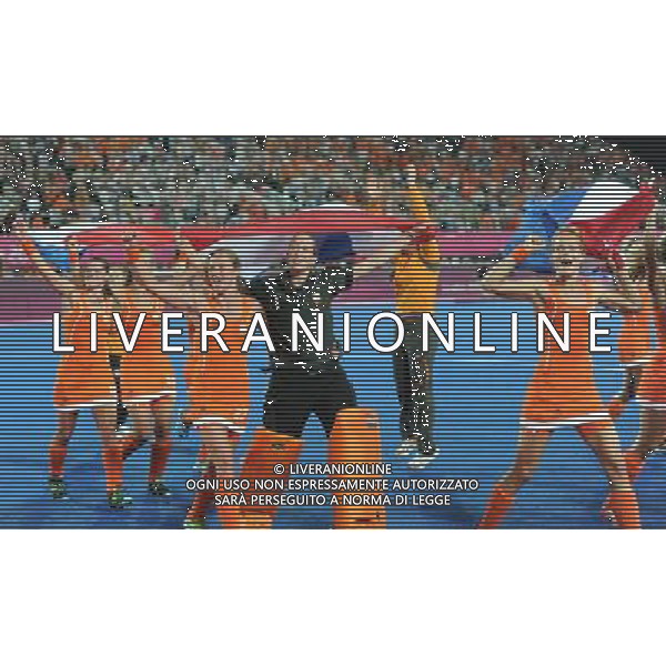 (120810) -- LONDON, Aug. 10, 2012 () -- Players of the Netherlands celebrate after winning the women\'s hockey gold medal match between the Netherlands and Argentina at London 2012 Olympic Games, London, Britain, Aug. 10, 2012. The Netherlands claimed the gold medal of the event. (/Wang Yuguo) AG ALDO LIVERANI S A S ONLY ITALY