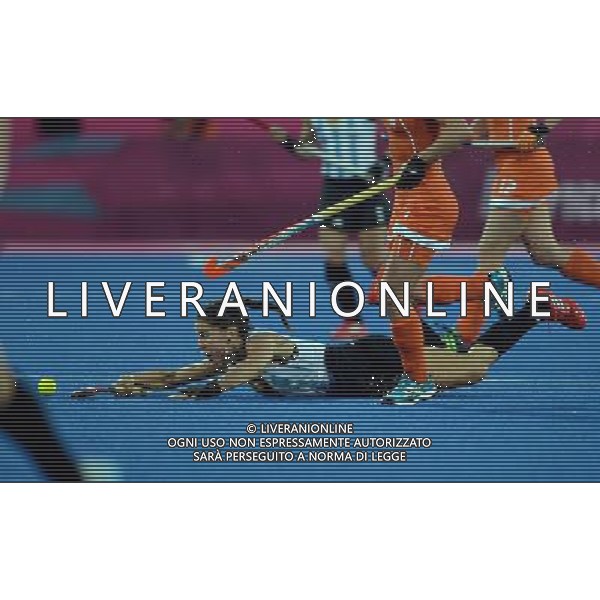 (120810) -- LONDON, Aug. 10, 2012 () -- Carla Rebecchi of Argentina competes during women\'s hockey gold medal match between the Netherlands and Argentina at London 2012 Olympic Games, London, Britain, Aug. 10, 2012. The Netherlands claimed the gold medal of the event. (/Wang Yuguo) AG ALDO LIVERANI S A S ONLY ITALY