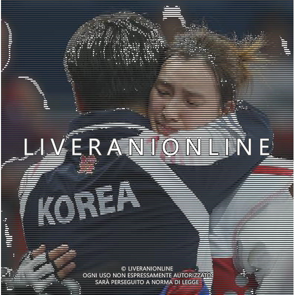 (120810) -- LONDON, Aug. 10, 2012 () -- Hwang Kyung Seon of South Korea (red) celebrates after winning over Nur Tatar of Turkey during the gold medal match of women\'s Taekwondo -67kg event at London 2012 Olympic Games in London, Britain, on August 10, 2012. Hwang Kyung Seon of South Korea won the match and claimed the gold medal of the event. (/Wang Lili) AG ALDO LIVERANI S A S ONLY ITALY