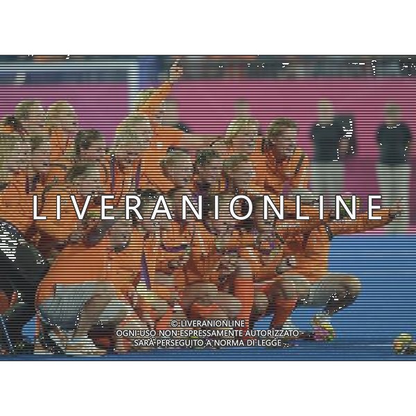 (120810) -- LONDON, Aug. 10, 2012 () -- Gold medalists players of the Netherlands celebrate at the awarding ceremony of women\'s hockey event at London 2012 Olympic Games, London, Britain, Aug. 10, 2012. (/Wang Yuguo) AG ALDO LIVERANI S A S ONLY ITALY