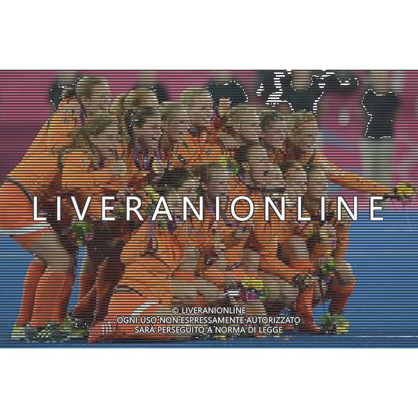 (120810) -- LONDON, Aug. 10, 2012 () -- Gold medalists players of the Netherlands celebrate at the awarding ceremony of women\'s hockey event at London 2012 Olympic Games, London, Britain, Aug. 10, 2012. (/Wang Yuguo) AG ALDO LIVERANI S A S ONLY ITALY